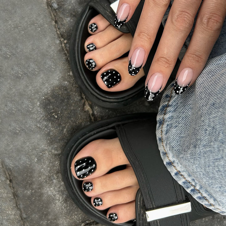 Acrylic nail set with modern black-and-white design Bowlift