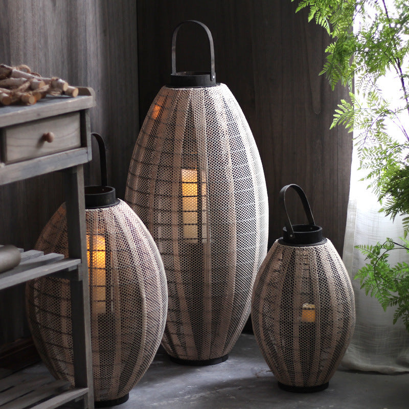 Elegant lantern with metal grid Bowlift