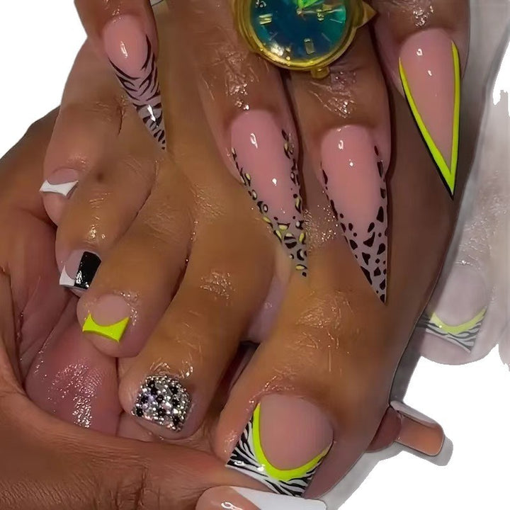 Trendy Stiletto Nail Art Bowlift