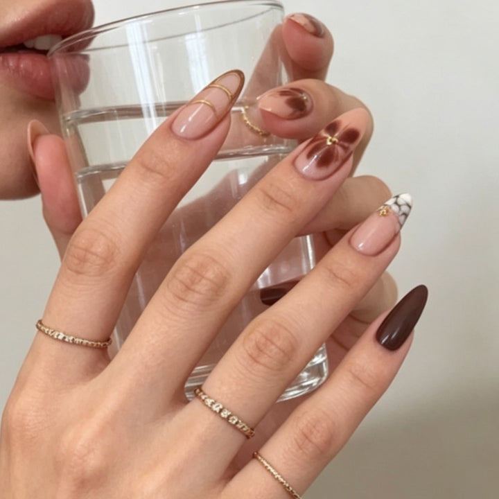Artificial nails with elegant marble pattern and delicate accents Bowlift