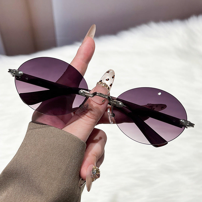 Ladies fashionable and elegant sunglasses with oval design Bowlift