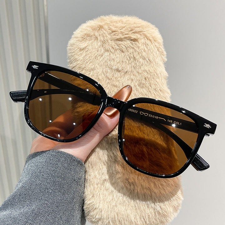 Ladies fashionable sunglasses in modern rectangular design Bowlift