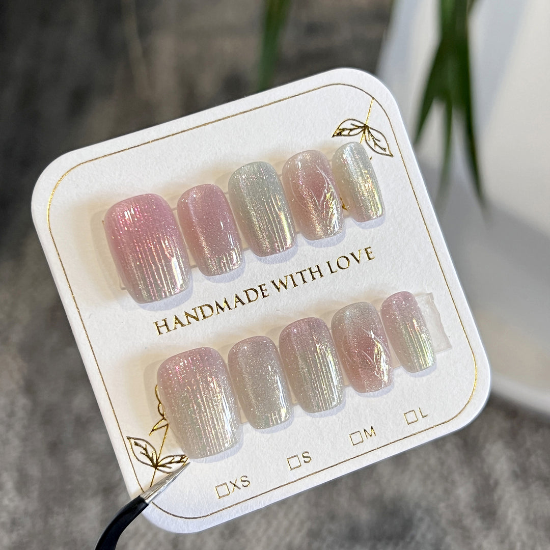 Artificial nail art in shimmering design Bowlift