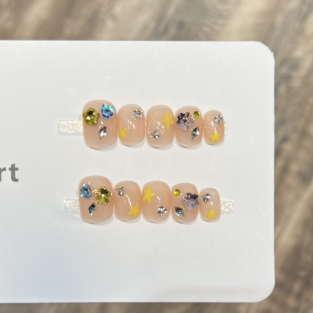 Decorative Press-On Nail Art Set with Sparkling Accents Bowlift
