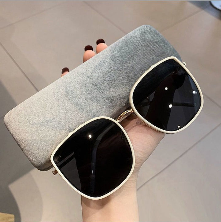 Women's modern square sunglasses with wide temples Bowlift