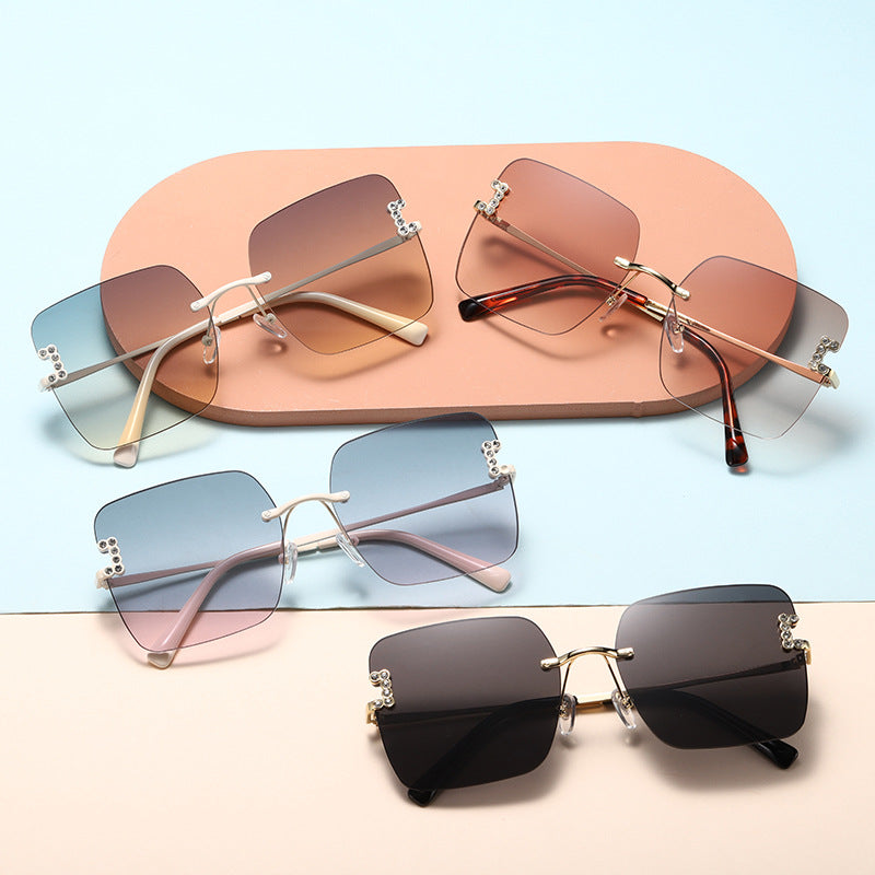 Women's fashionable square sunglasses with delicate design details Bowlift