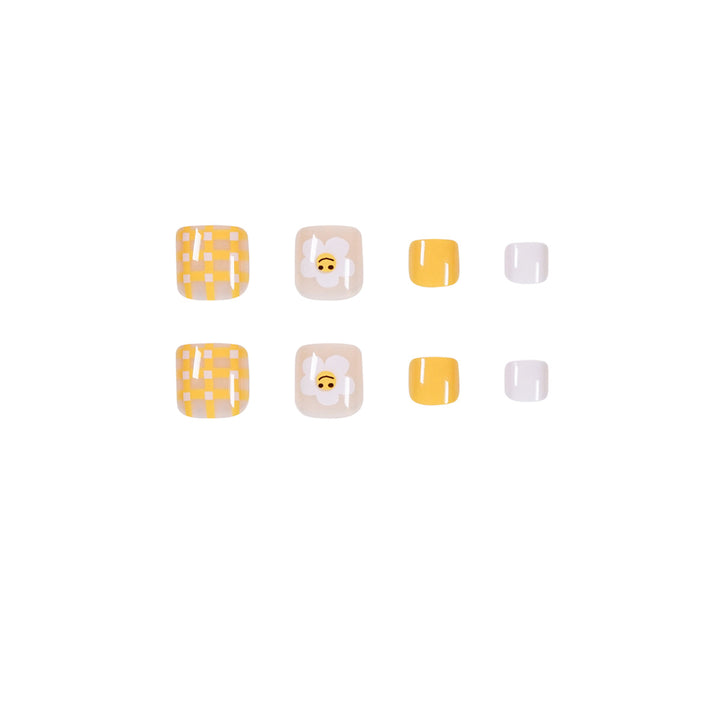 Artful toenail design with cheerful flower motifs Bowlift