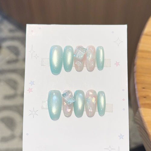 Glamorous artificial nails with shimmering accents Bowlift