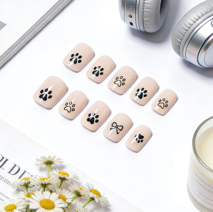 Fake nails with cute paw print design Bowlift