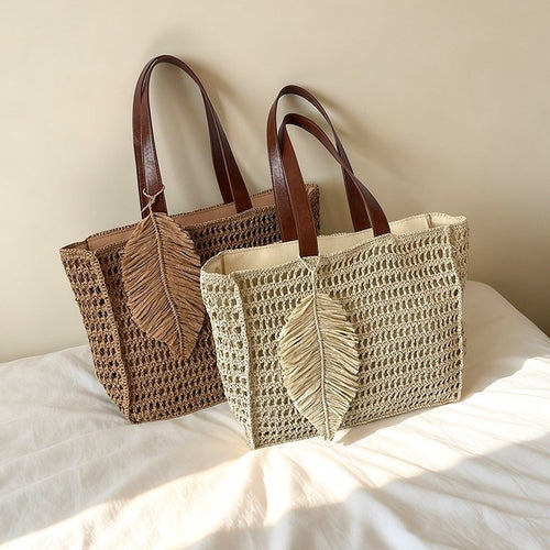 Handbag made of hand-woven natural material with decorative leaf shape design Bowlift