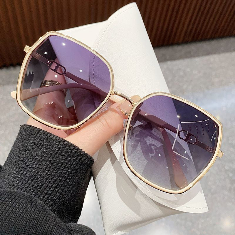 Women's stylish sunglasses in modern design Bowlift