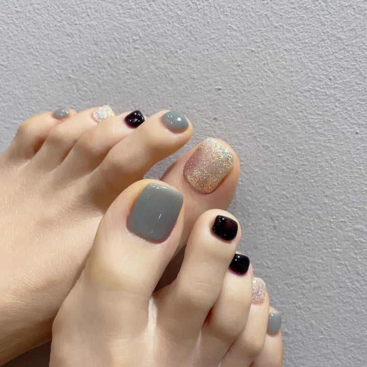 Artful toenail art with glitter and matte design Bowlift