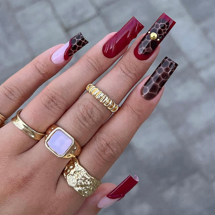 Nail set with stylish marbled designs and delicate accents Bowlift