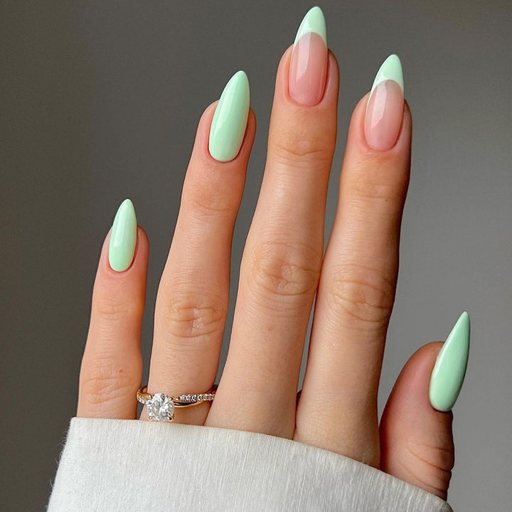 Glamorous Glittery Stiletto Press-On Nails Bowlift