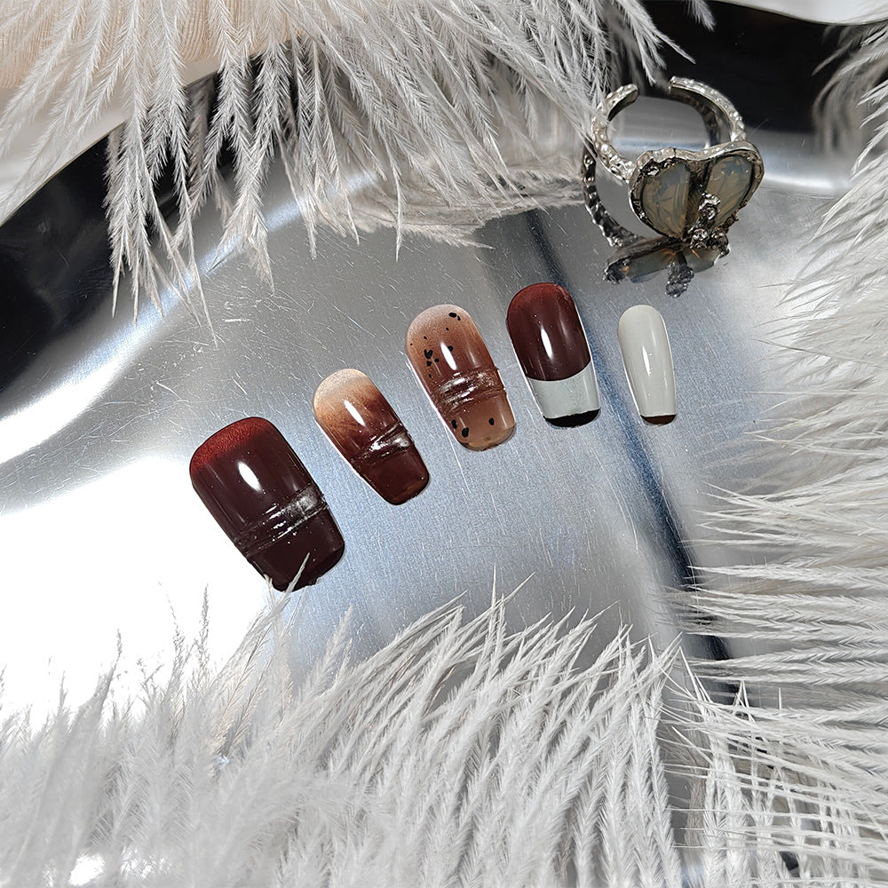 Trendy artificial nails with elegant metallic and gradient effects Bowlift