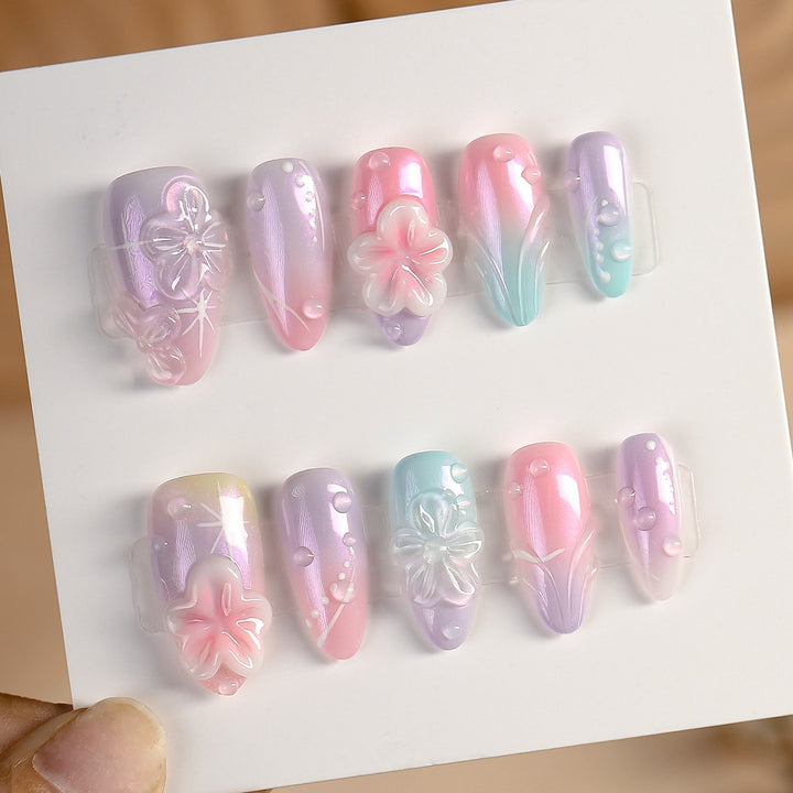Artificial nail set with floral accents and delicate glitter effect Bowlift