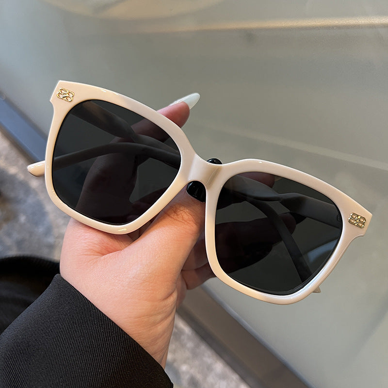 Women square sunglasses with elegant frame structure and UV protection Bowlift