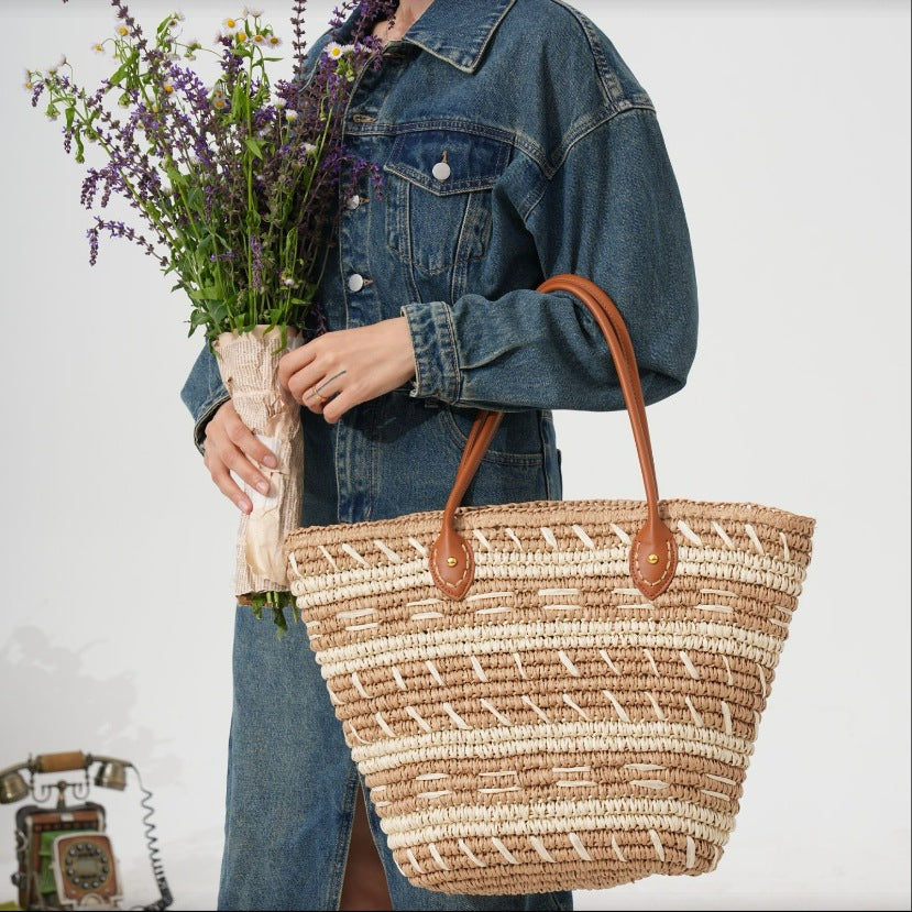 Beach bag made of braided natural material Bowlift
