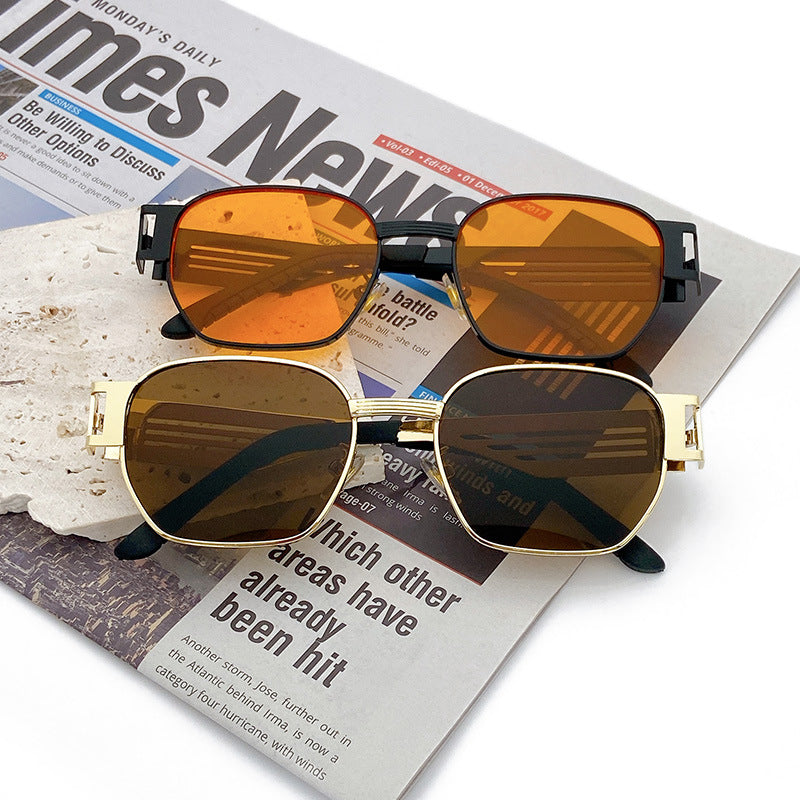 Stylish Oversized Sunglasses in Modern Metal Design Bowlift