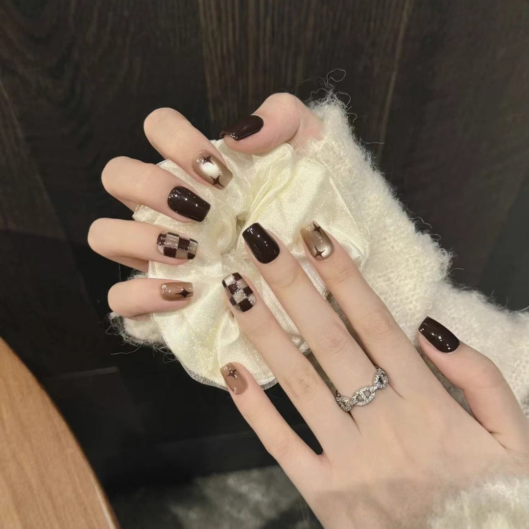 Artificial Nails in Elegant Checkered Pattern Bowlift