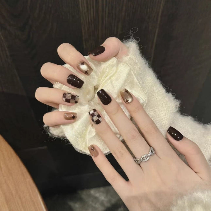 Artificial Nails in Elegant Checkered Pattern Bowlift