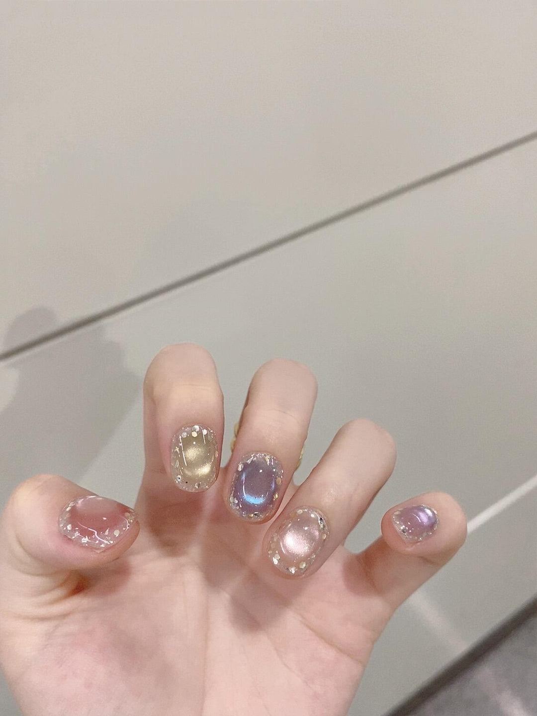 Artificial acrylic nails with shimmering effects and elegant glitter accents Bowlift