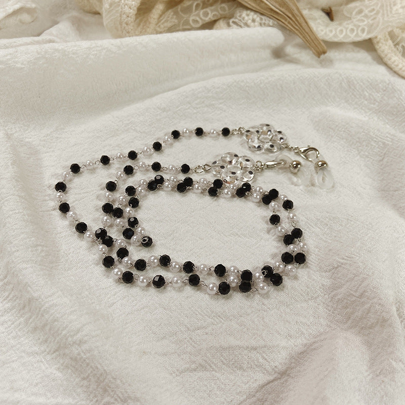 Elegant jewelry necklace with heart-shaped pendants Bowlift