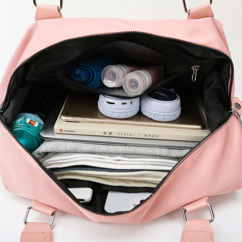 Sports bag with ergonomic carrying handles and versatile interior Bowlift