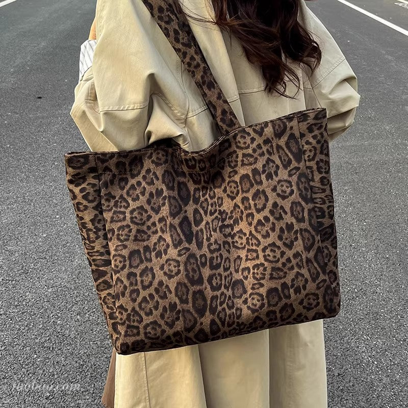 Designer-Handbag Bowlift