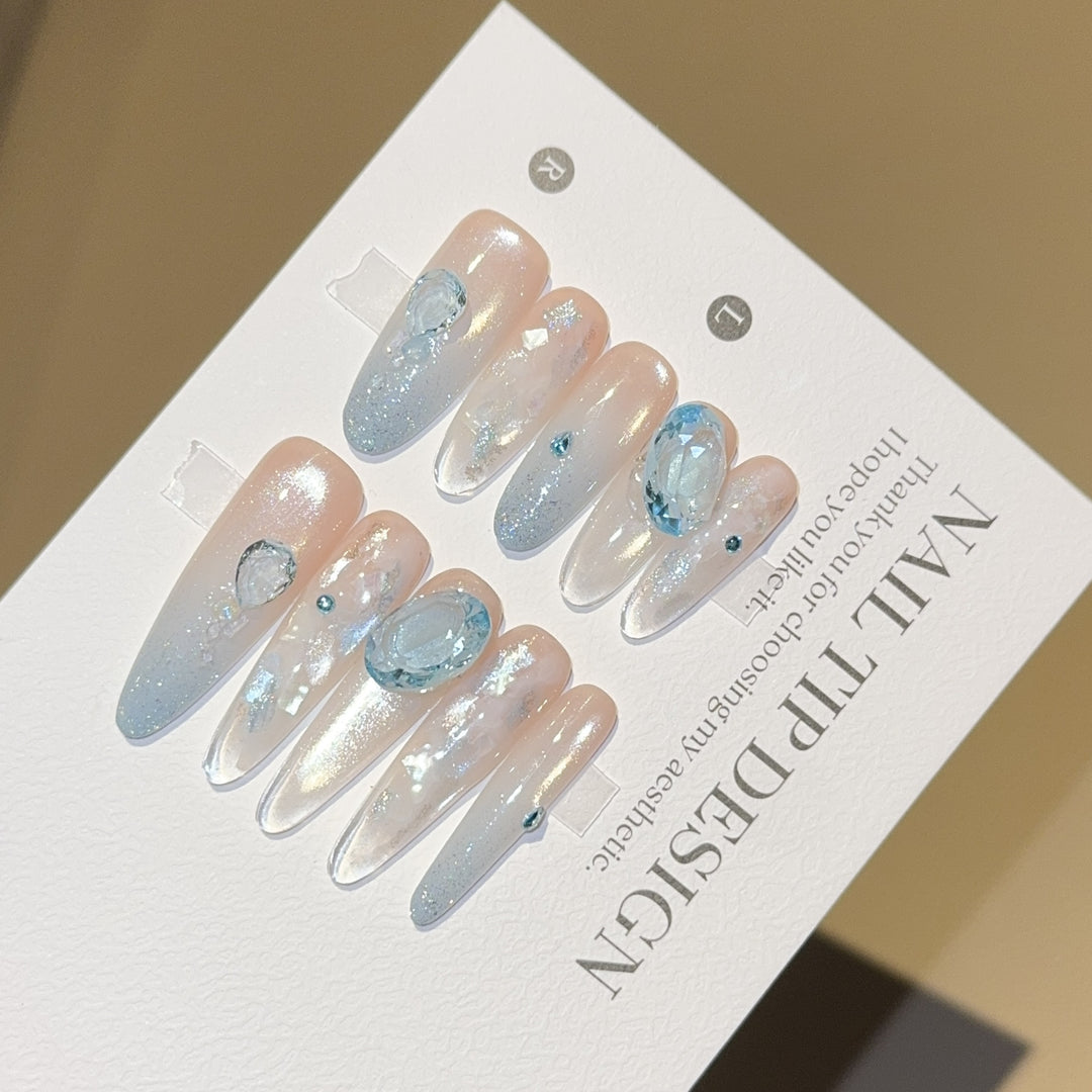 Artificial nails with rhinestones and glitter effects Bowlift