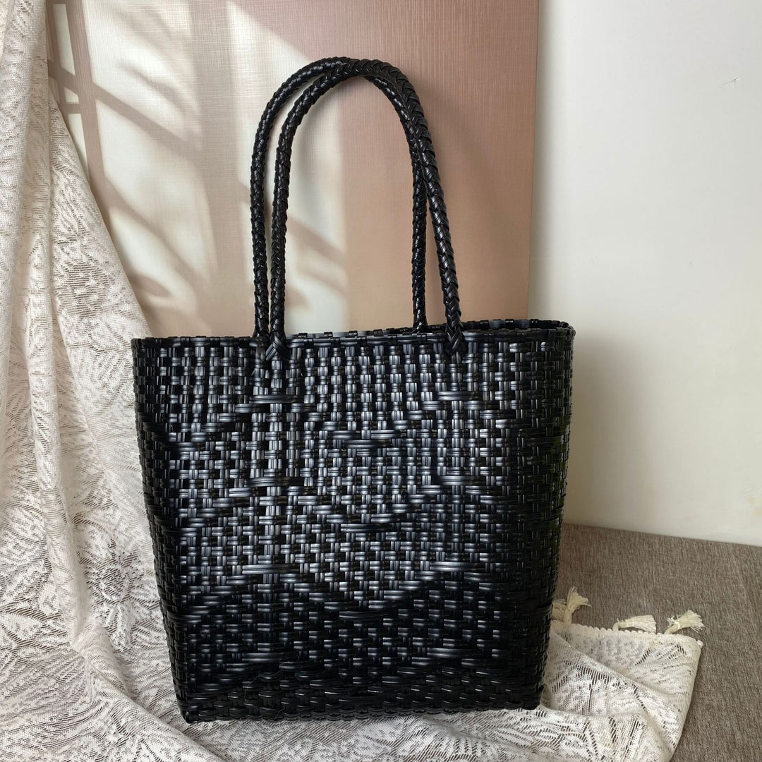 Hand-knotted tote bag with modern wave pattern Bowlift