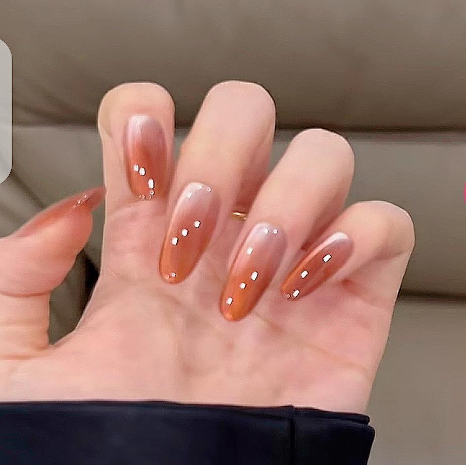 Artificial nails with ombre effect Bowlift