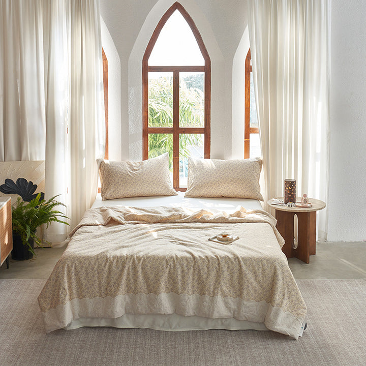 Ladies elegant bedspread with delicate floral pattern Bowlift