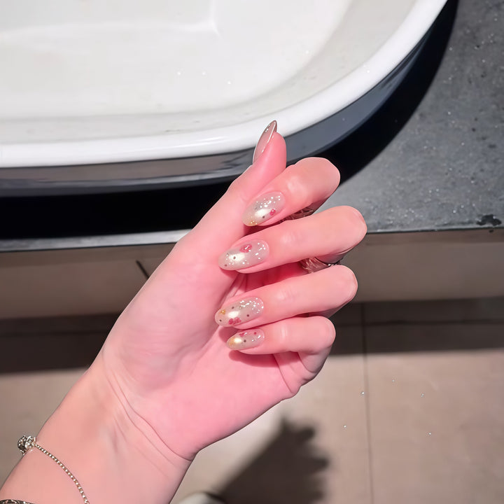 Artificial nails with glamorous accents Bowlift