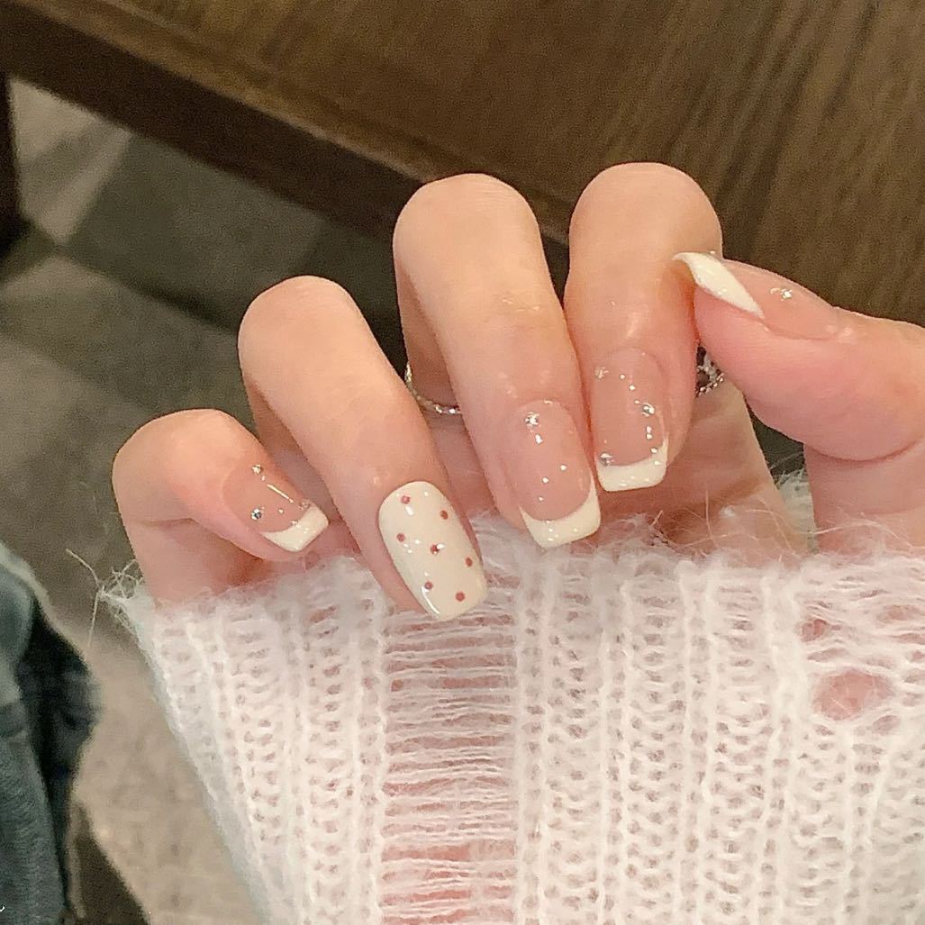 Artificial nails with sparkling rhinestone decorations Bowlift