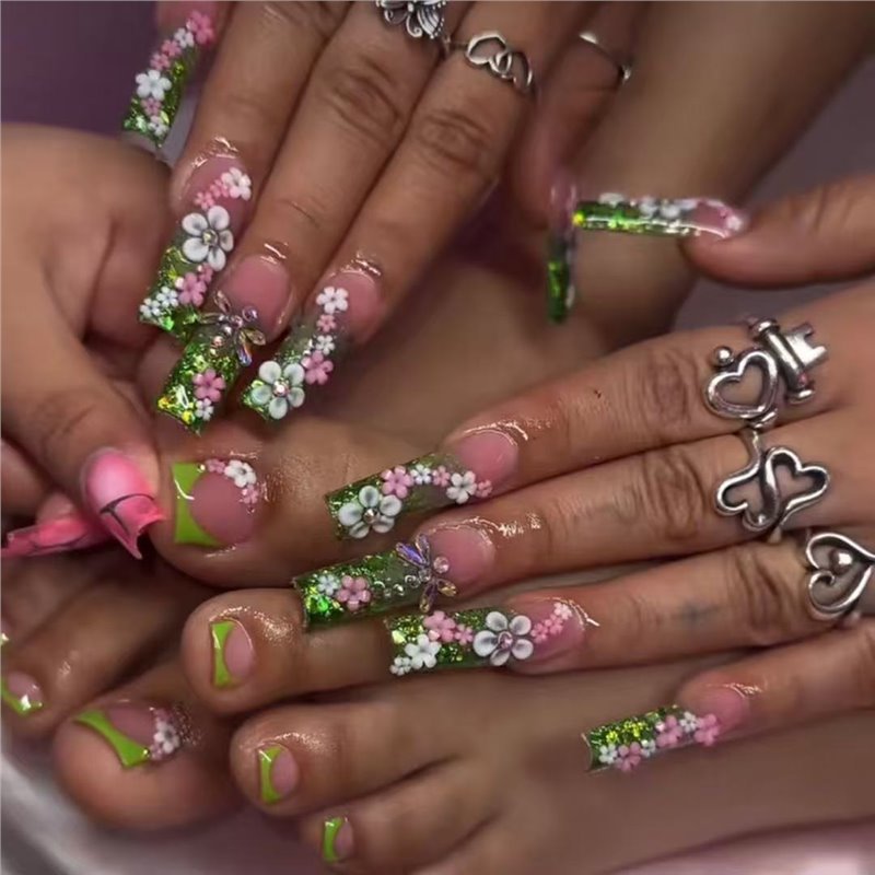 Floral-Embellished Press-On Nail Art Set Bowlift