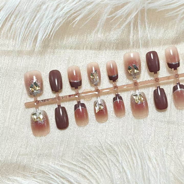 Artificial nails with glamorous swirls Bowlift
