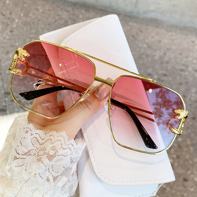 Ladies square sunglasses with luxurious metal frame Bowlift