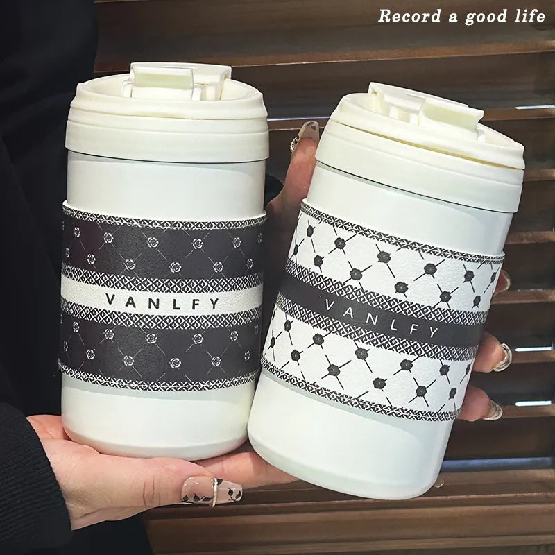Women’s Insulated Drinking Cup with Practical One-Touch Closure Mechanism Bowlift