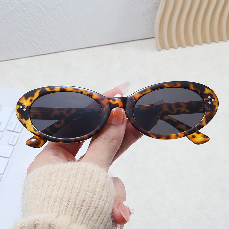 Ladies fashionable sunglasses in elegant oval design Bowlift