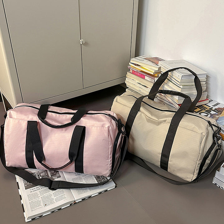 Sporty travel bag with reinforced carrying system and secure interior Bowlift