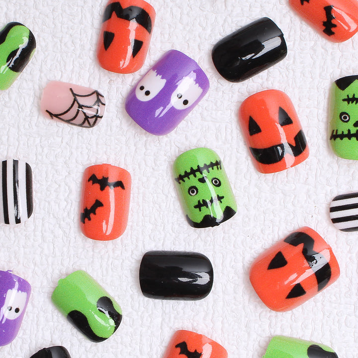 Nail art set with Halloween motifs and creative 3D accents Bowlift