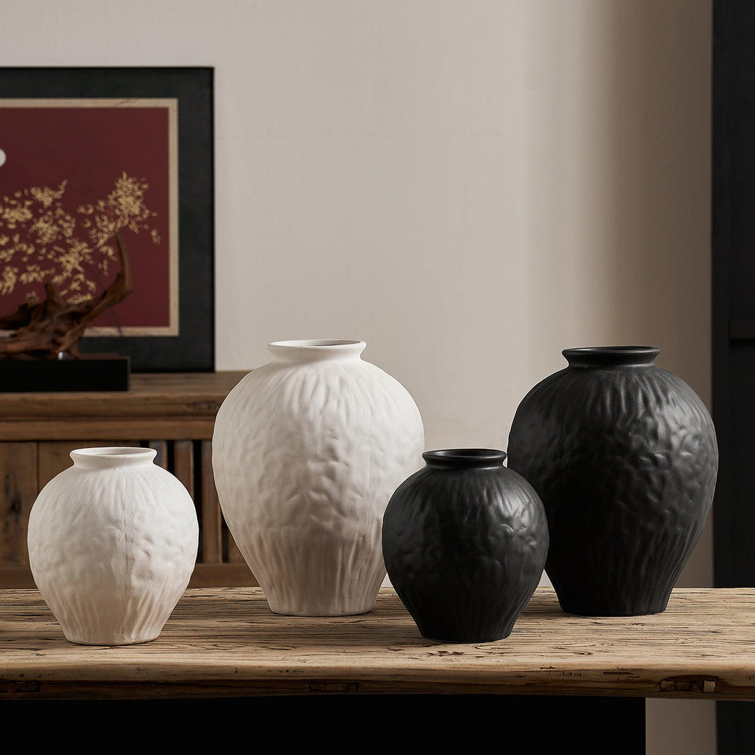 Elegant ceramic vase with texture Bowlift