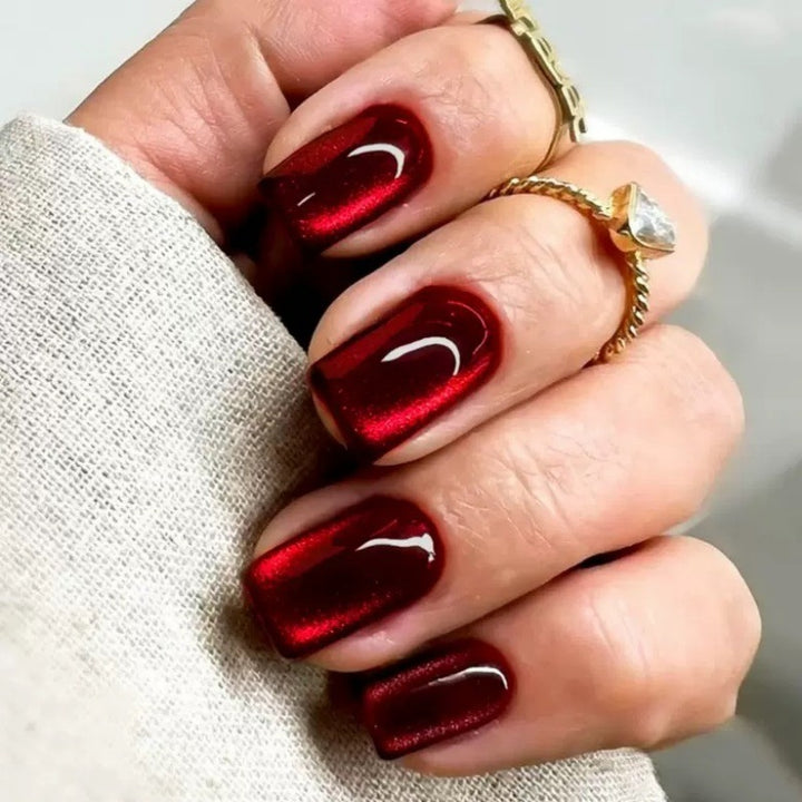 Shiny artificial nails with luxurious effect Bowlift