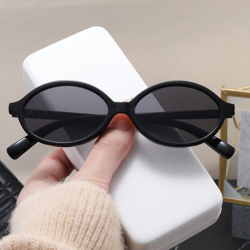 Women's fashionable sunglasses with oval frame and golden accents Bowlift