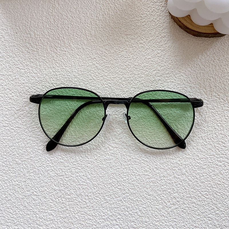 Fashionable sunglasses with round frame and intricate design Bowlift