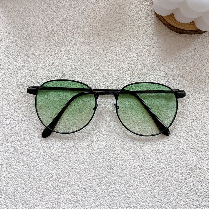 Fashionable sunglasses with round frame and intricate design Bowlift