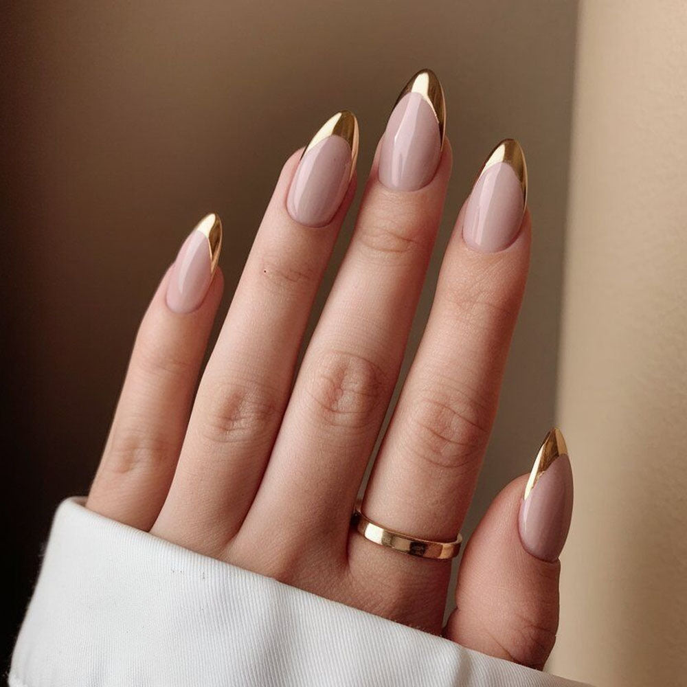 Artificial nails in elegant stiletto design with golden accents Bowlift