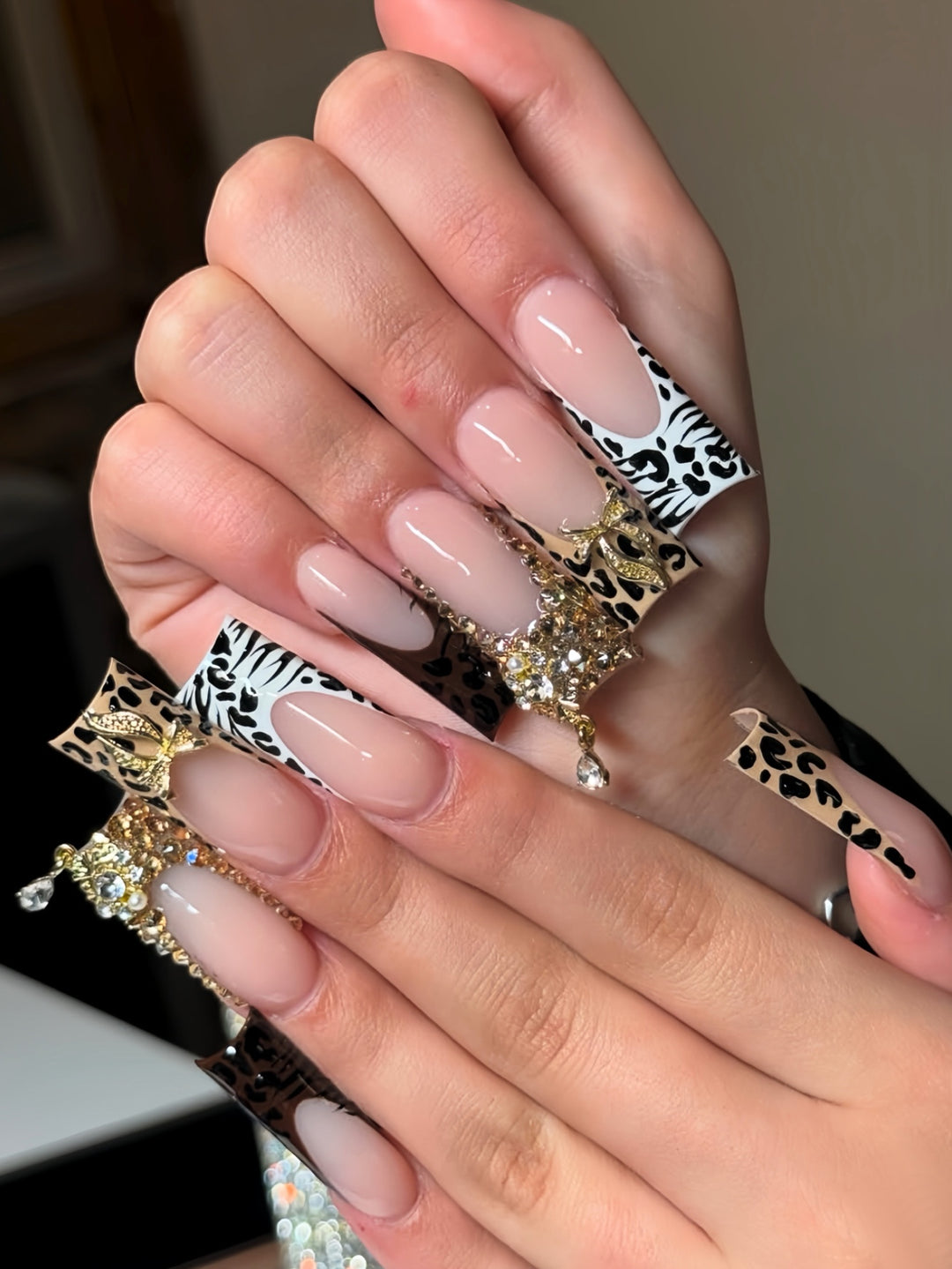 Decorative Long Press-On Nail Extensions Bowlift