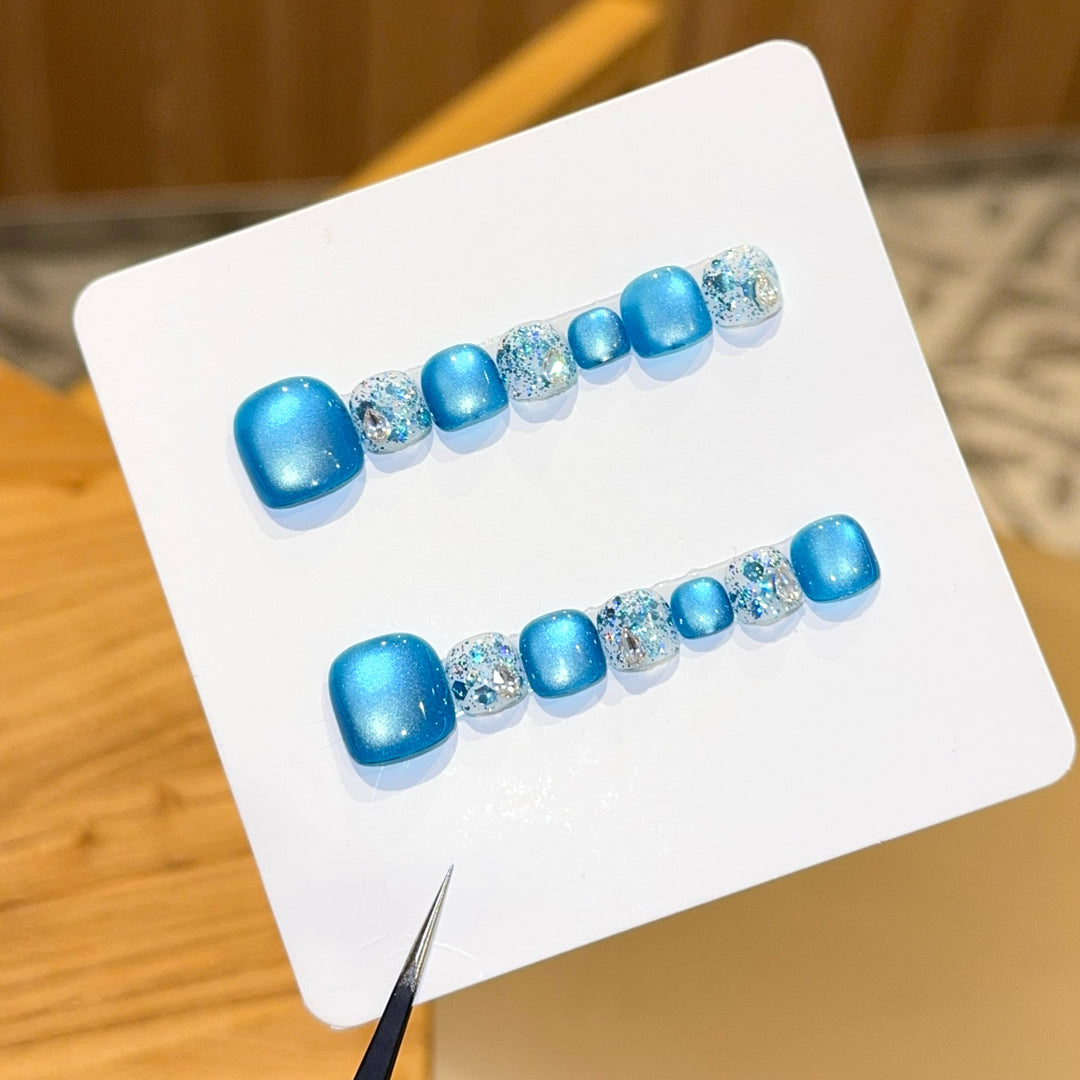Sparkling artificial nails with glamorous design Bowlift